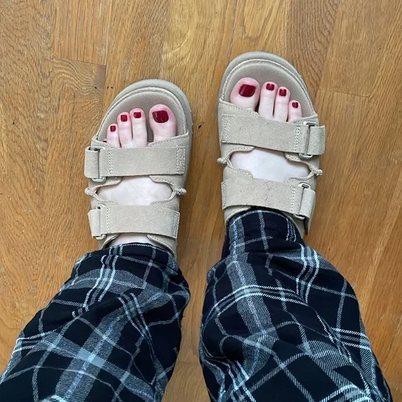 UGG Goldenstar Hi Platform Slides - Picture 8 of 8